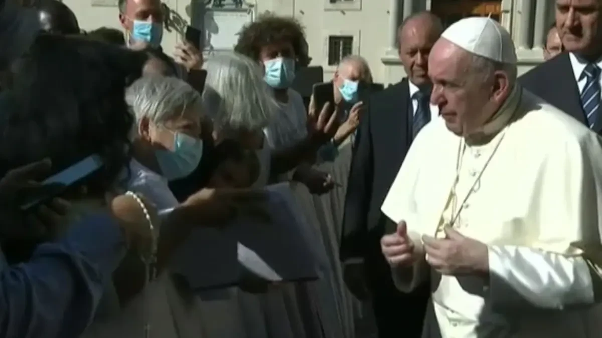 El papa Francisco sigue rodeándose de fieles sin mascarilla pese a que ya es obligatoria en el Vaticano