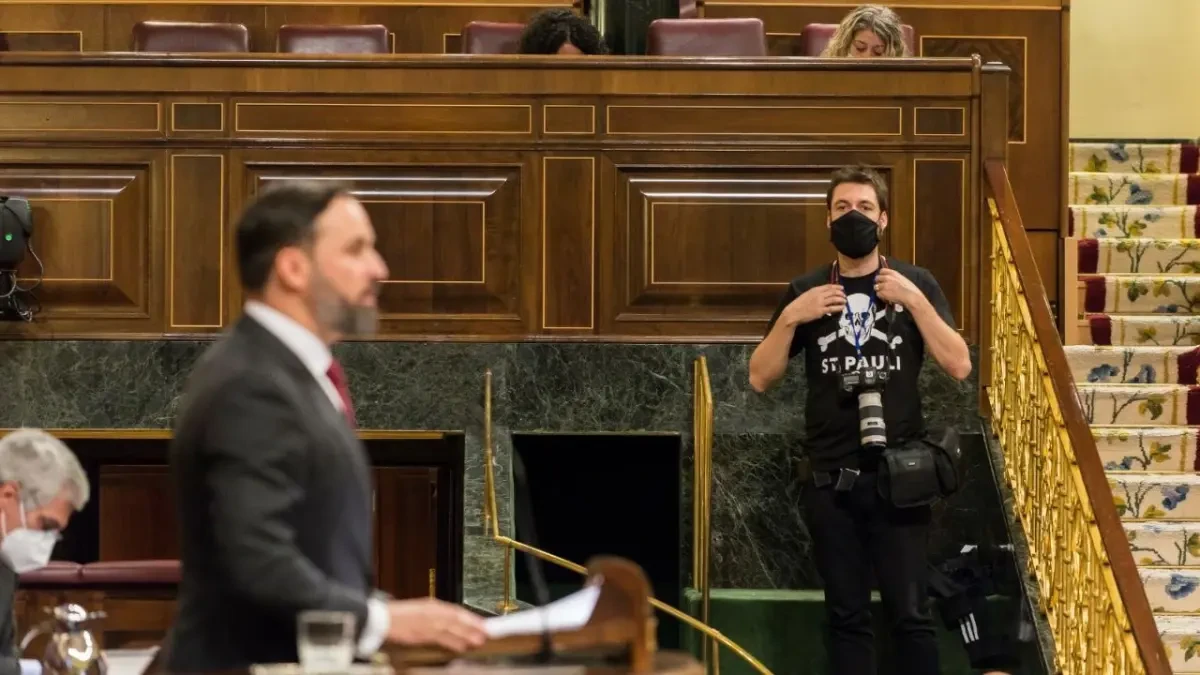 La polémica camiseta de un fotógrafo del Congreso que llamó la atención de la izquierda durante la moción de censura