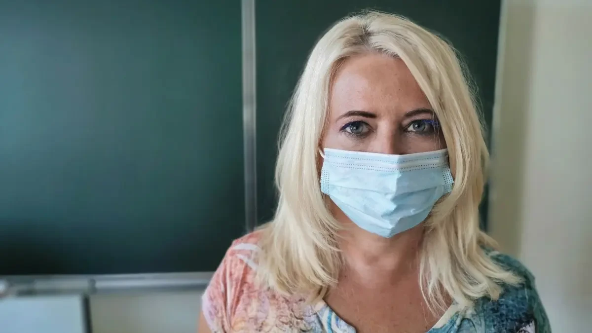 El sincero comentario de una niña a su profesora que demuestra lo importante que es no quitarse la mascarilla