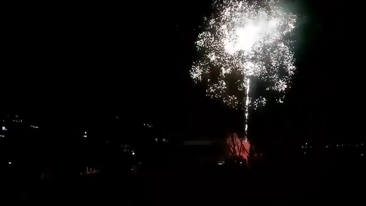 Hinchas del PSG lanzan fuegos artificiales junto al hotel donde se aloja el FC Barcelona a las 4 de la madrugada
