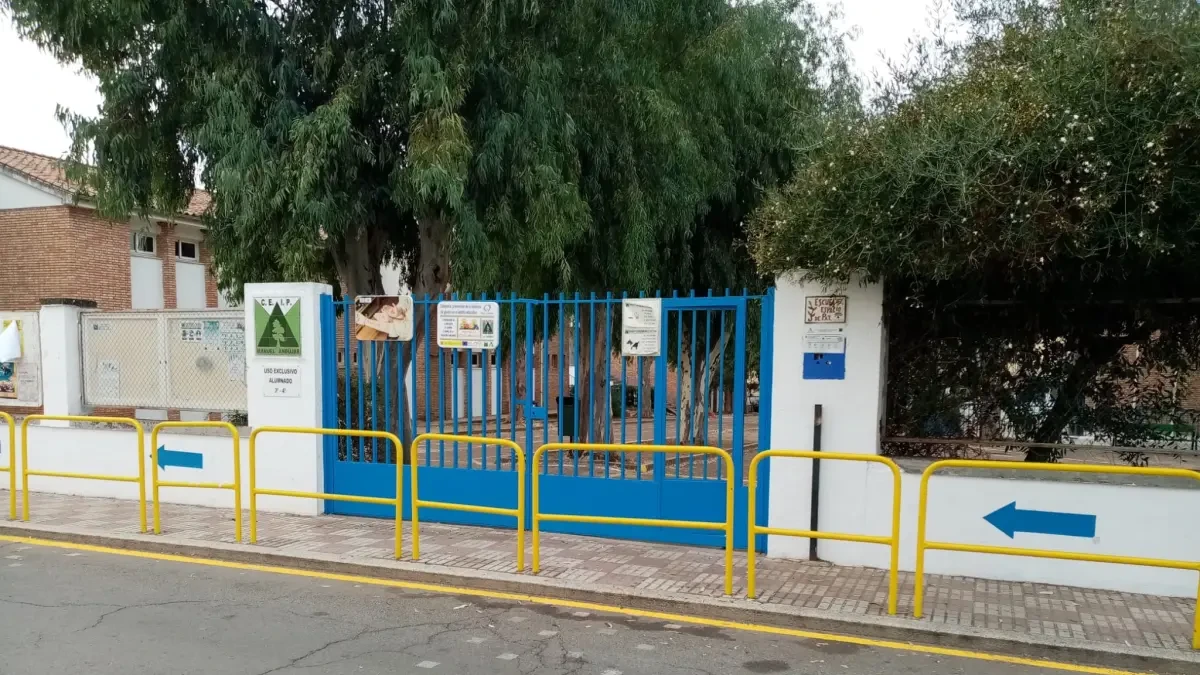 Detenido el padre que tosió en la cara a la directora de un colegio tras cerrar tres clases: 