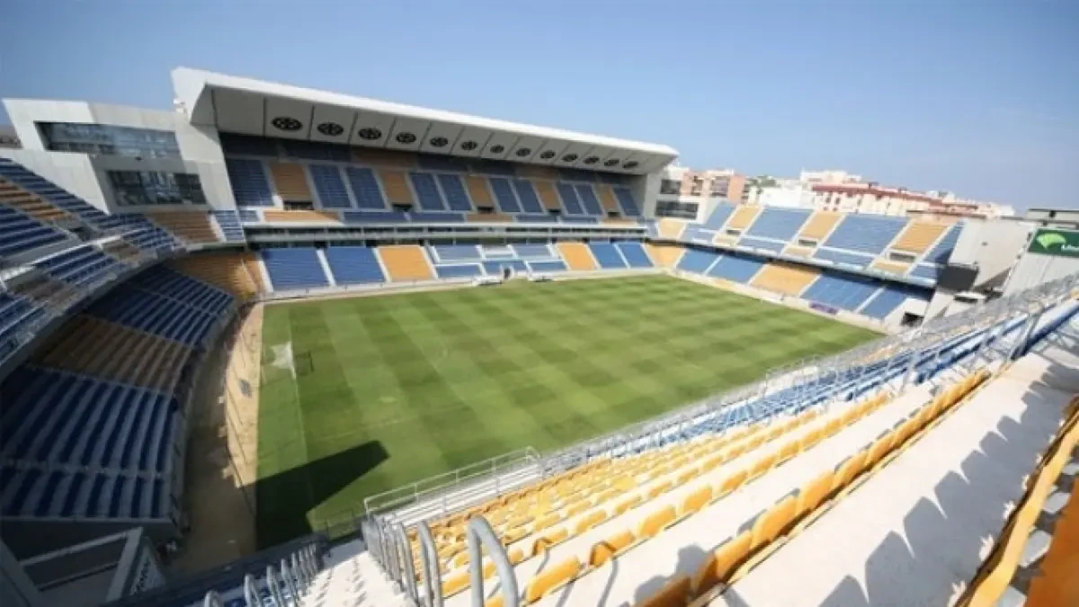 El cambio de nombre del estadio del Cádiz se retrasa por un 