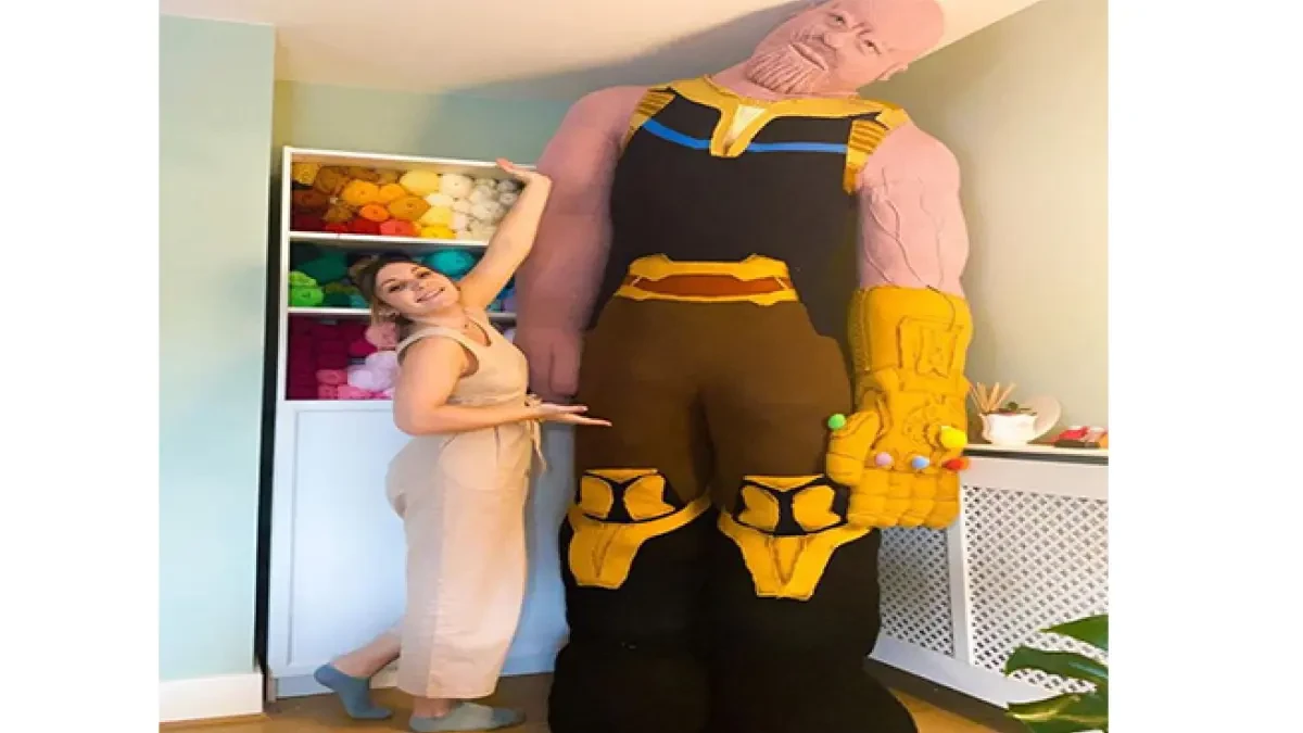 Una mujer británica teje a mano un Thanos a tamaño real tras 4 meses de trabajo
