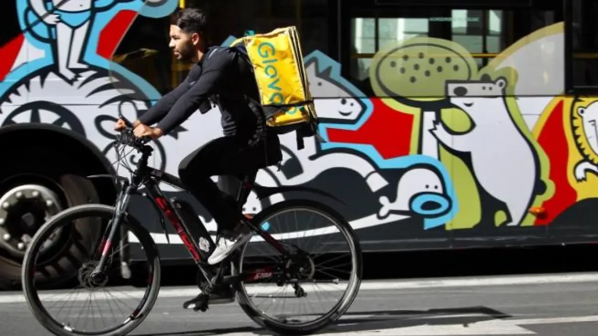 Trabajo se apoyará en la sentencia del Supremo para negociar con patronal y sindicatos la regulación sobre los 'riders'