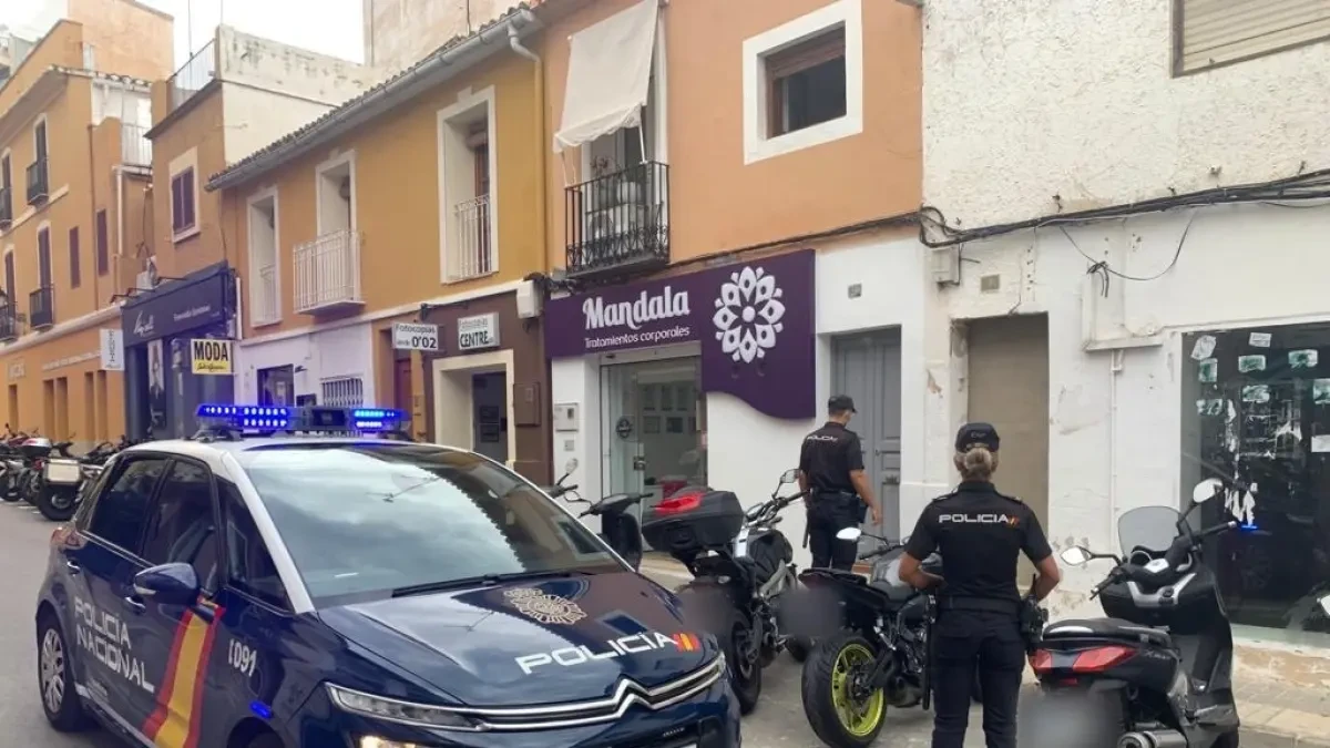 Sucesos.- La Policía y el Ayuntamiento de Dénia logran el desalojo voluntario de una vivienda ocupada
