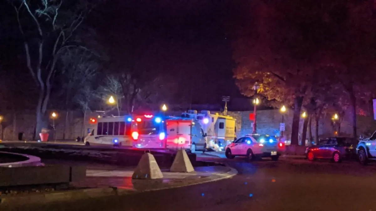 Un hombre con ropa medieval mata a dos personas en Canadá