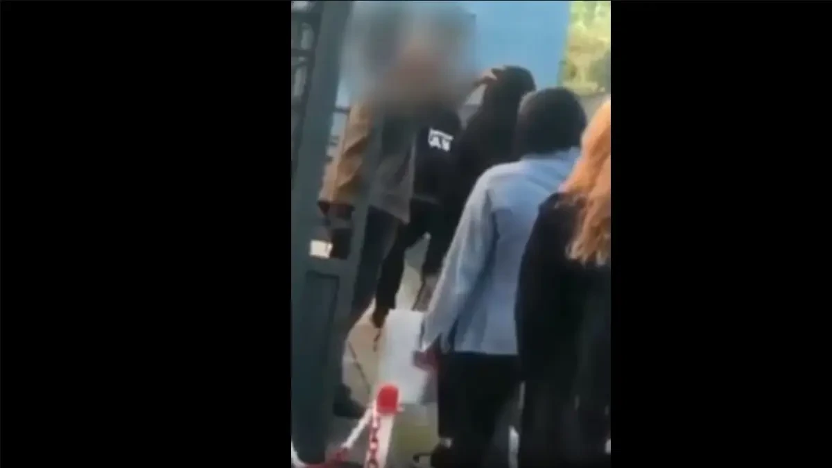 Un conserje de una escuela levanta la polémica al medir la temperatura de los estudiantes con la mano