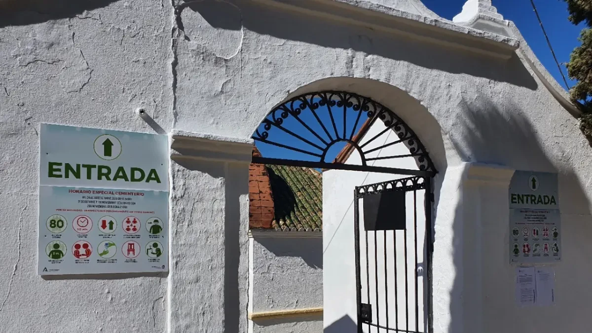 Concluyen los preparativos para Todos los Santos en los cementerios de Torrox y El Morche