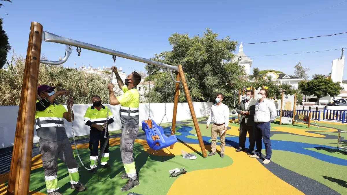 El Ayuntamiento de Marbella renueva el parque infantil frente a la Tenencia de Alcaldía de Las Chapas