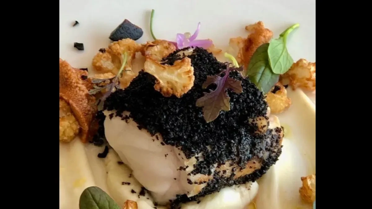 La receta de rape con aceitunas negras y texturas de coliflor de Jordi Cruz, paso a paso