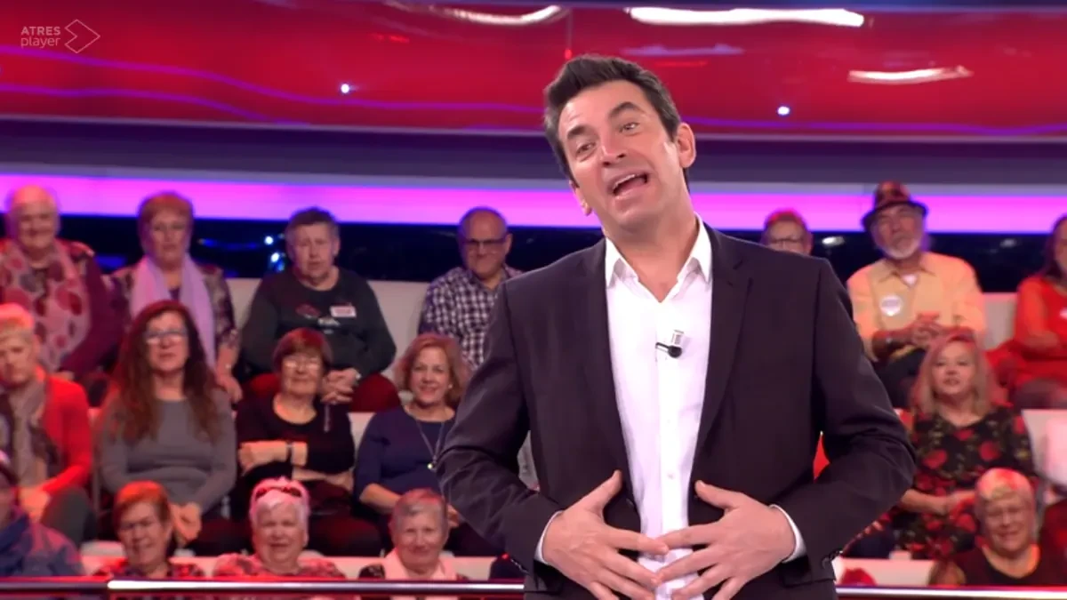 Una concursante de '¡Ahora caigo!' pone en un compromiso a Arturo Valls: 