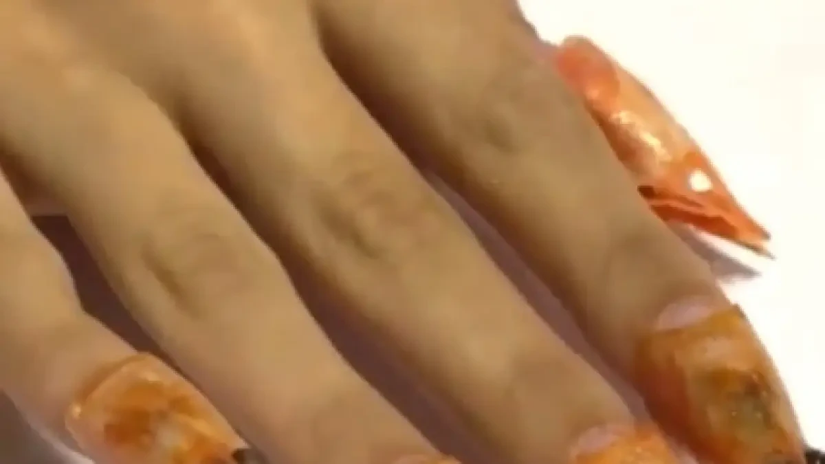 Un salón de uñas hace una manicura con cabezas de gambas que provoca numerosas críticas