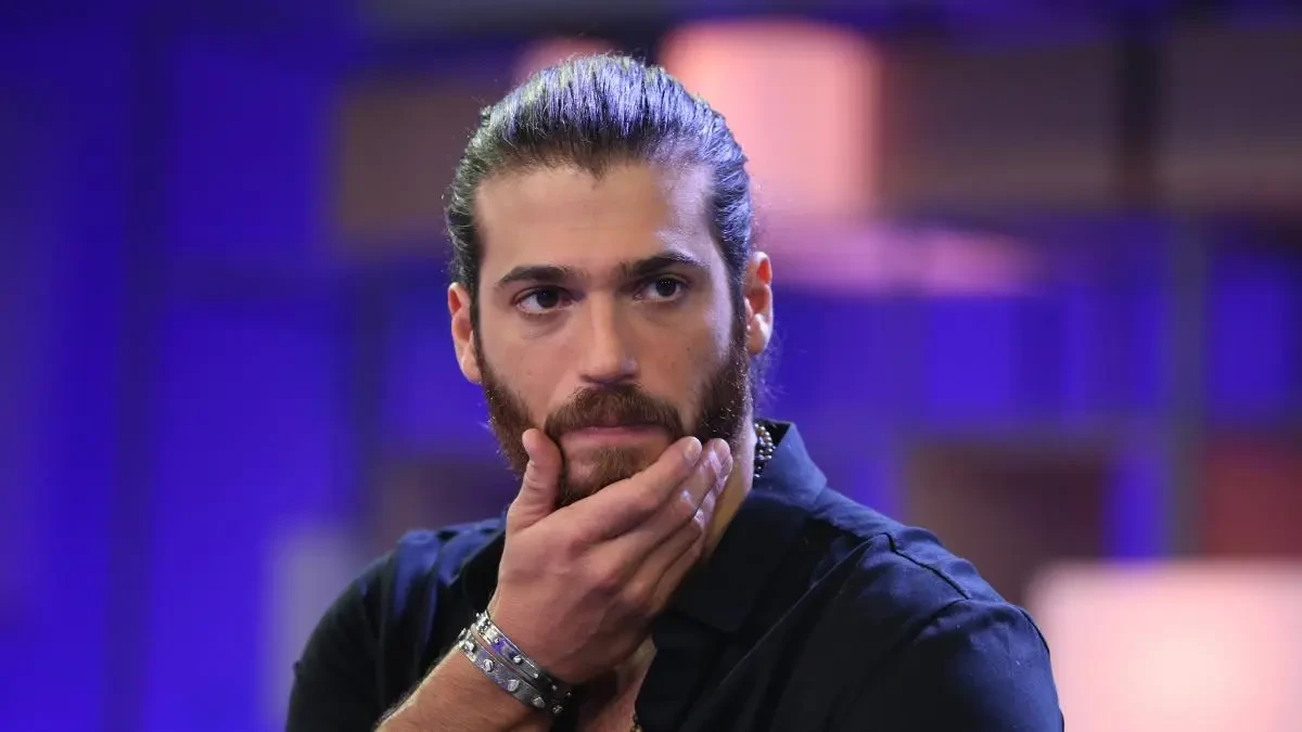 Can Yaman protagoniza un seductor anuncio publicitario para una marca de camisas