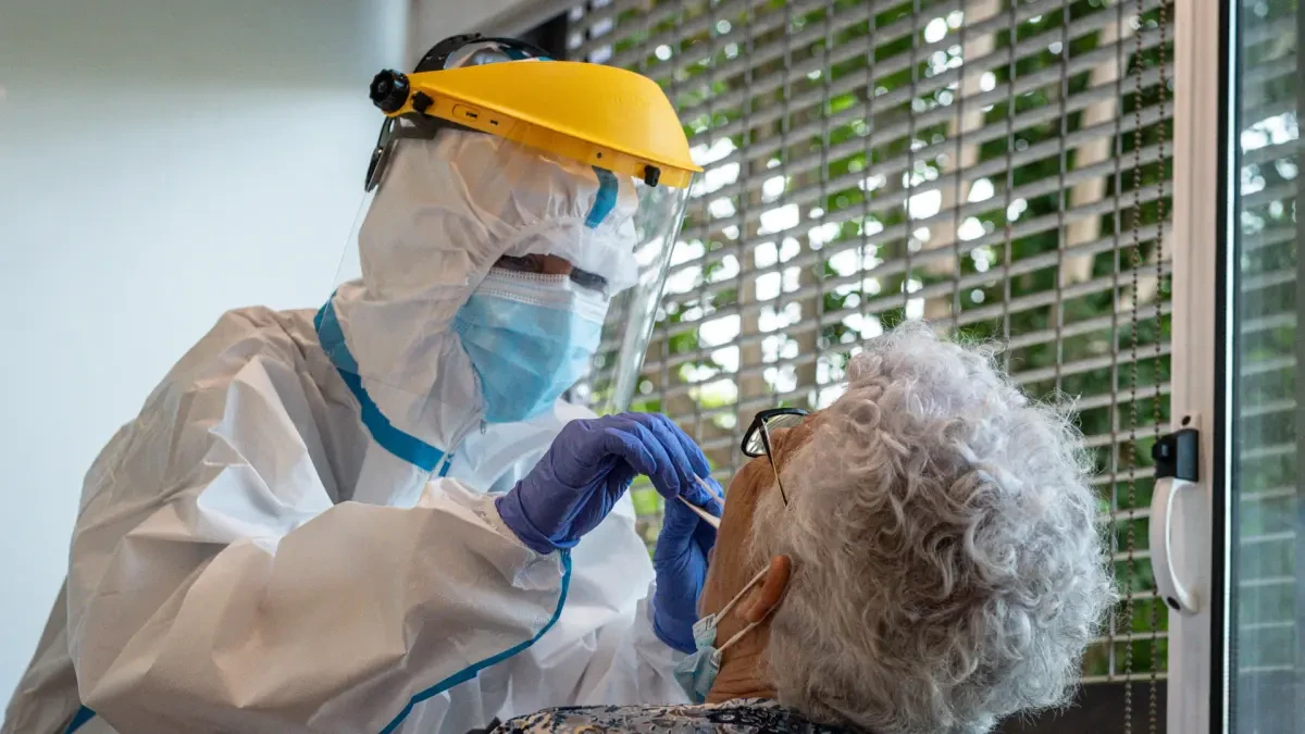 Madrid notifica 3.814 contagios nuevos en el último día, 52 fallecidos... y baja el número de hospitalizados