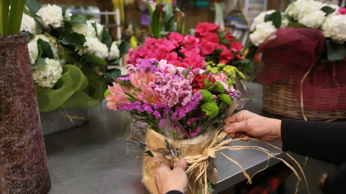 Clientes de las floristerías de la Plaza del Ayuntamiento podrán usar zonas de carga hasta el domingo