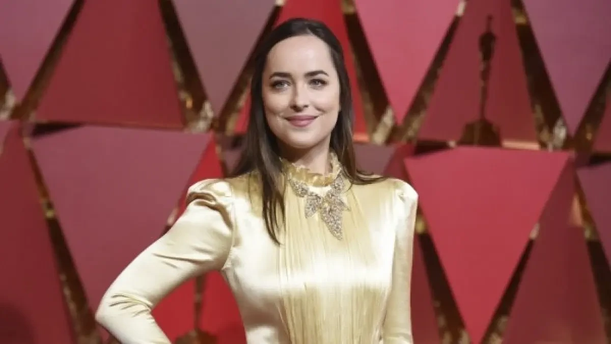 Dakota Johnson se atreve con un radical cambio de 'look' sin renunciar al flequillo