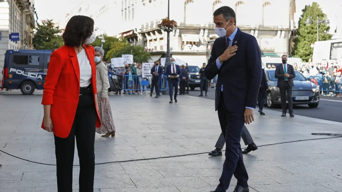 La reunión de Sánchez y Ayuso: saludo con la mano en el pecho, abucheos en Sol y un mensaje a los madrileños
