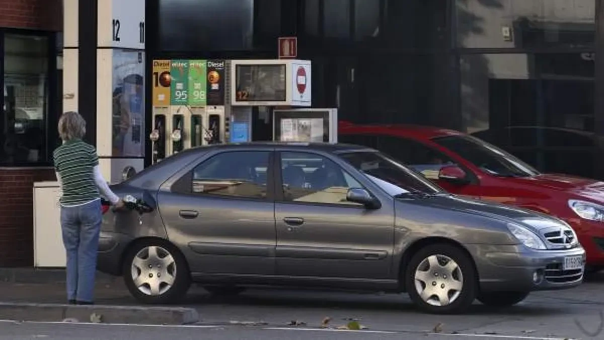 Una conductora tiene un accidente contra el escaparate de una tienda porque tenía urgencia por usar el baño