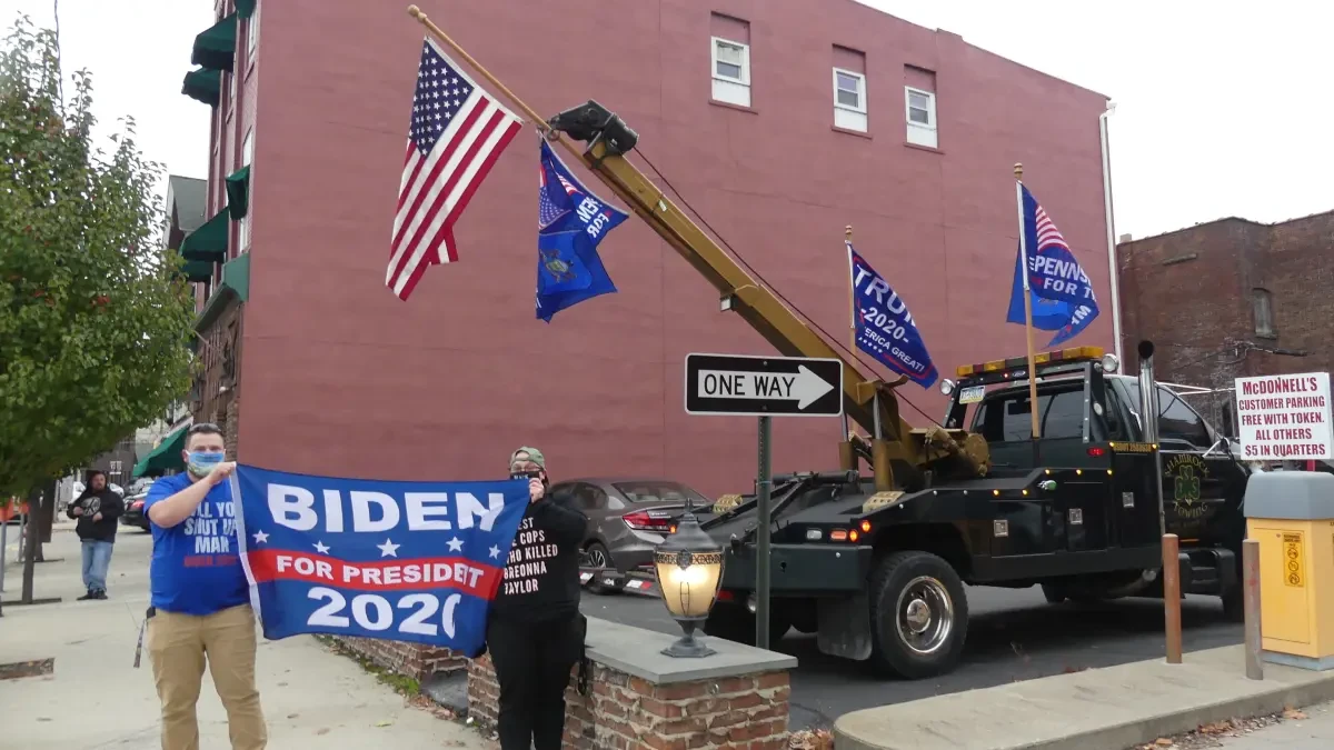 Trump se impone en la mayoría de estados bisagra pero Biden vence en Arizona y confía en ese giro para ganar