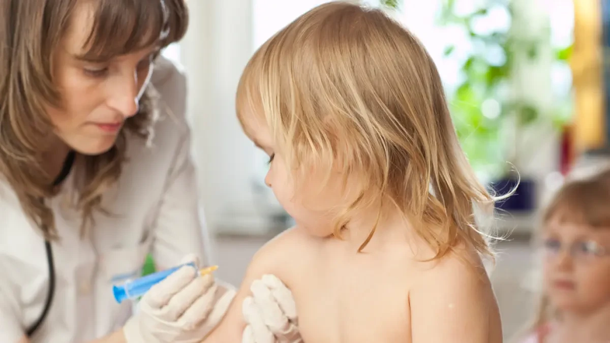 Si uno de los progenitores se niega a vacunar a su hija o hijo, ¿qué se debe hacer?