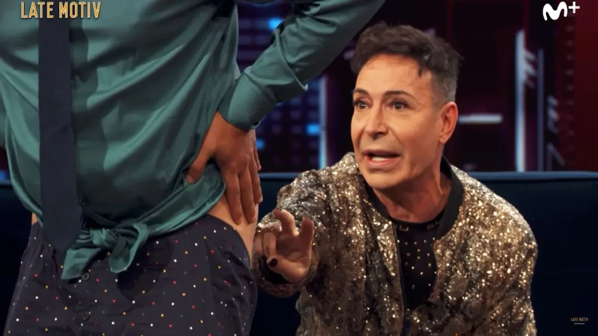 Andreu Buenafuente muestra sus nalgas al Maestro Joao para que le lea el futuro: 