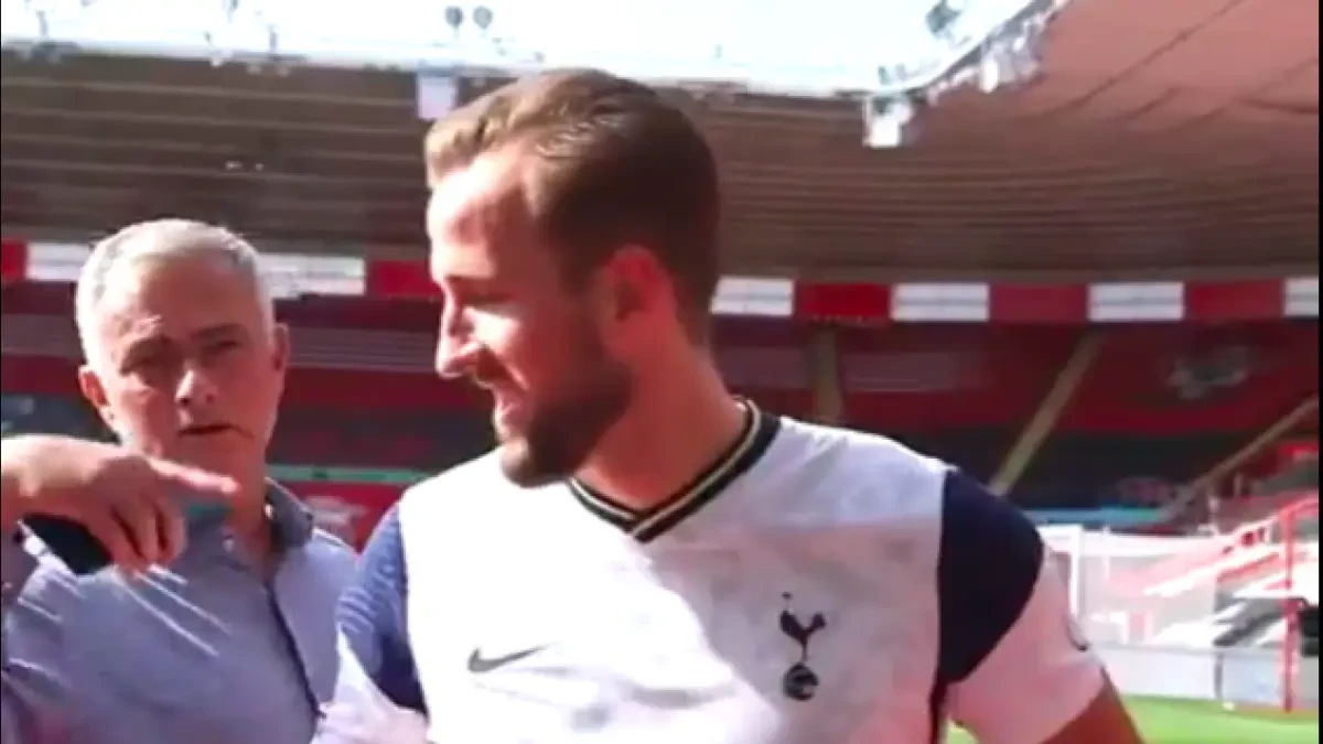 Mourinho interrumpe la entrevista a Kane para alabarle: 