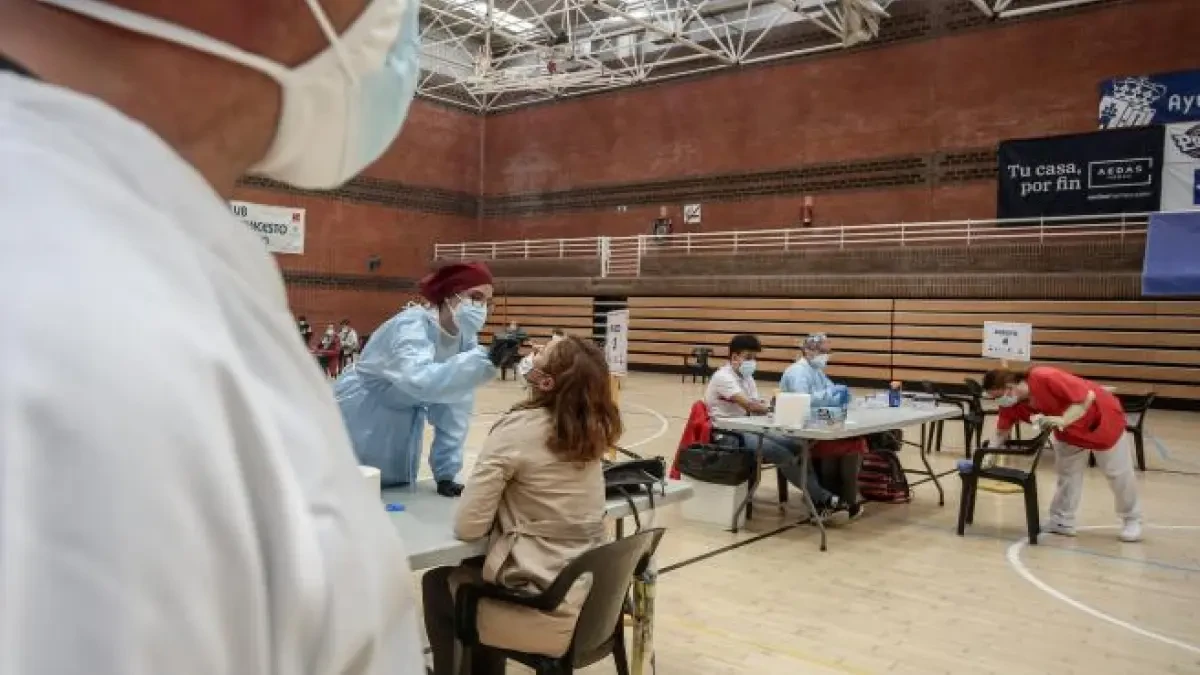 La Comunidad de Madrid pasa de tener la peor incidencia de España a una de las más bajas en un mes