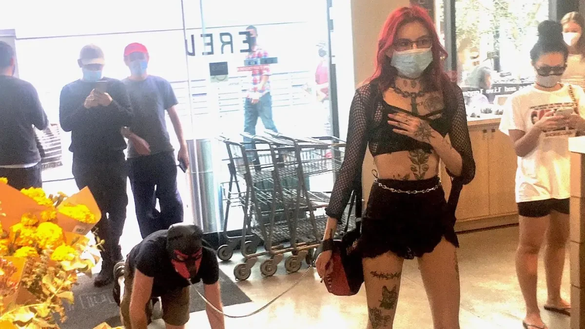 Captan a una dominatrix paseando a un hombre con correa dentro de un supermercado lleno de gente