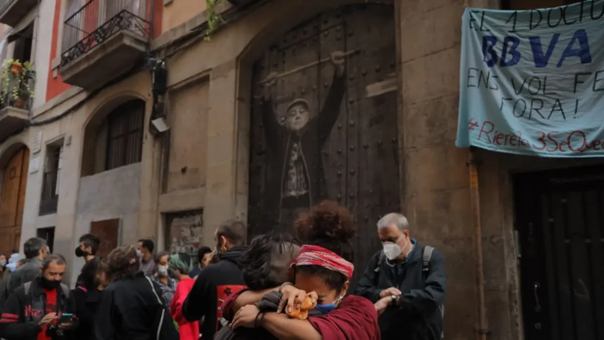 Vecinos del Raval, contra el desahucio de un piso ocupado: 