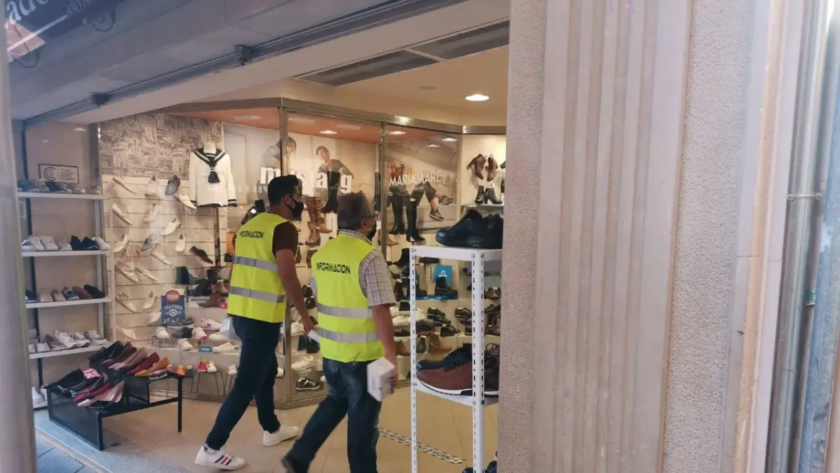Cvirus.- Linares impulsa patrullas covid y acude a mensajes en pasos de peatones para concienciar a la población