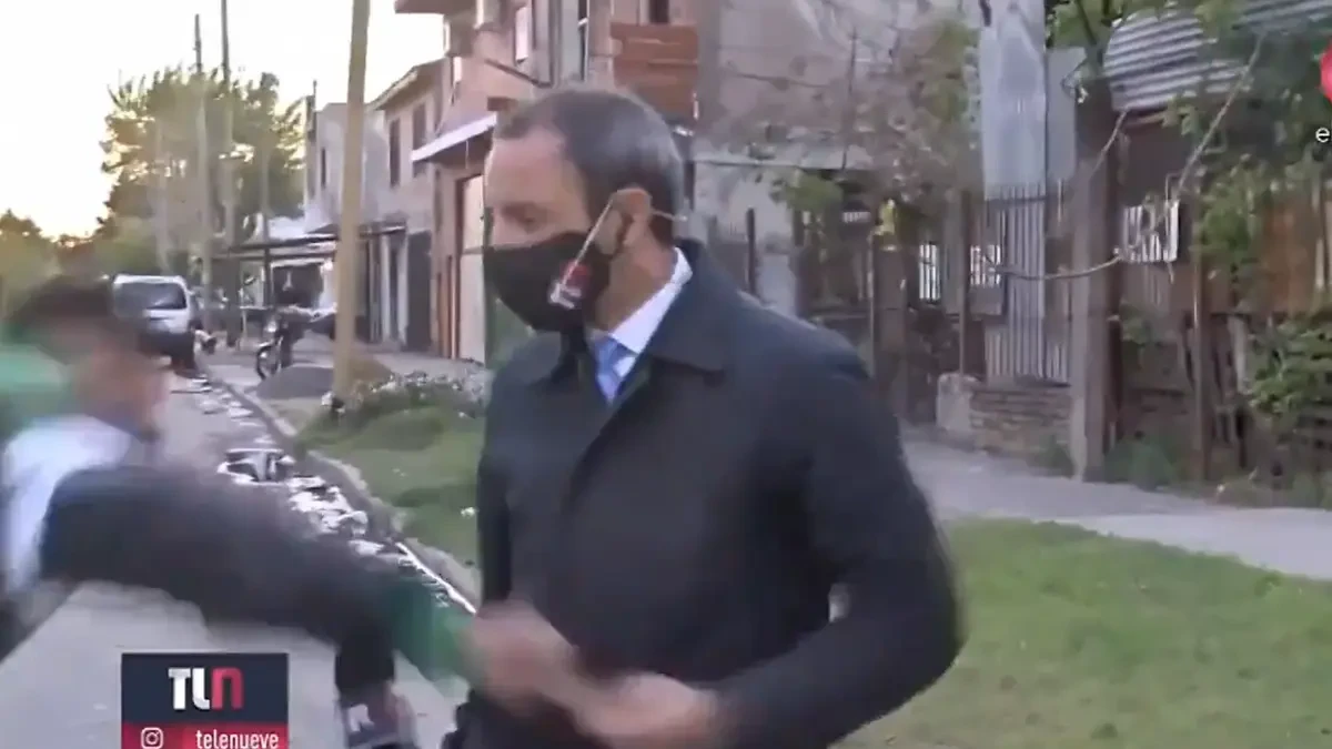 Roban en directo el móvil a un reportero y este sale corriendo detrás del ladrón