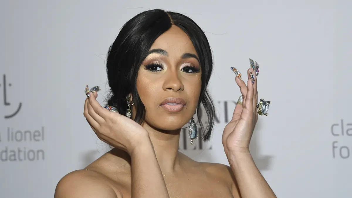 Cardi B sube una foto enseñando los pechos desnudos por error y sus fans lanzan una campaña solidarizándose