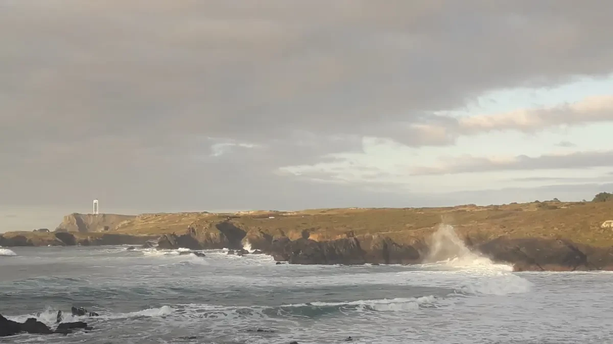 Aviso naranja en la costa de A Coruña y amarillo en el litoral de Lugo y Pontevedra por temporal de viento y oleaje