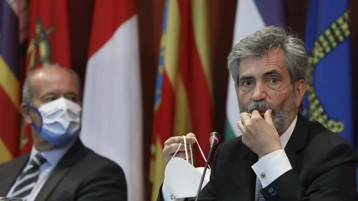 Un micro abierto caza la reacción del ministro de Justicia al 'viva el rey' de los jueces: 