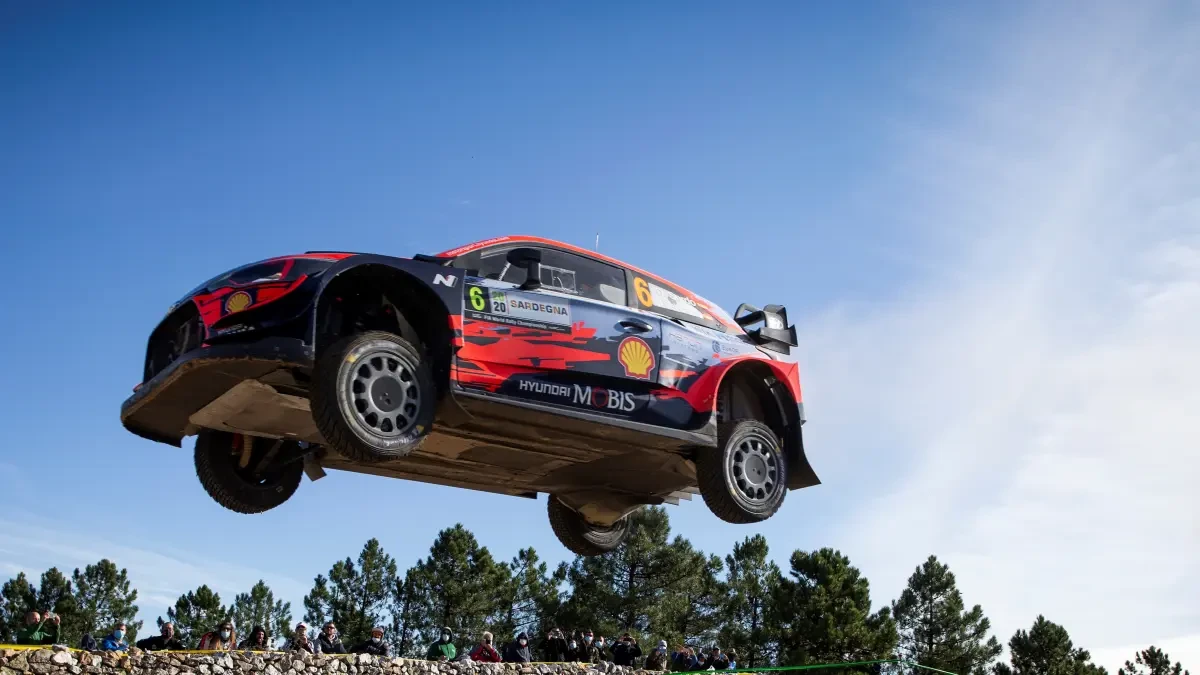 Dani Sordo gana el rally de Italia y tiene un emotivo detalle con Laura Salvo, la copiloto fallecida en Portugal