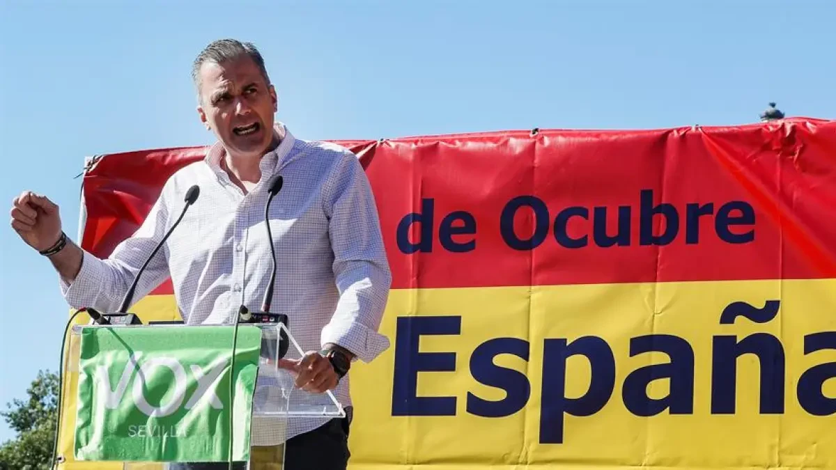 Las redes se ceban con Ortega Smith por presentar un acto de Vox en Sevilla con una pancarta por el 12 de 