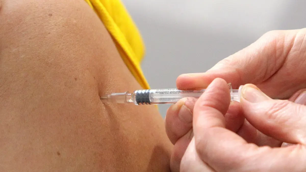 Los voluntarios para testar la vacuna de la Covid en España reciben ya las dosis... y aún hay vacantes para mayores de 65