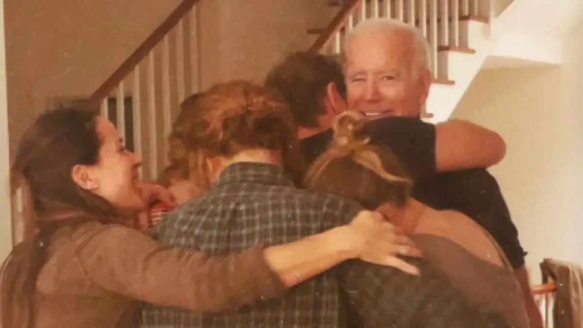 La curiosa historia detrás de esta foto de Biden abrazando a sus nietos que se ha vuelto viral