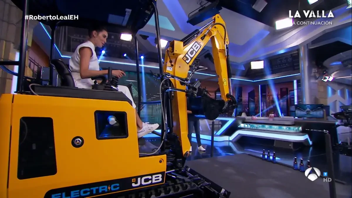 Pilar Rubio impacta con su reto en 'El hormiguero': Colgar seis cervezas de un cable con una excavadora