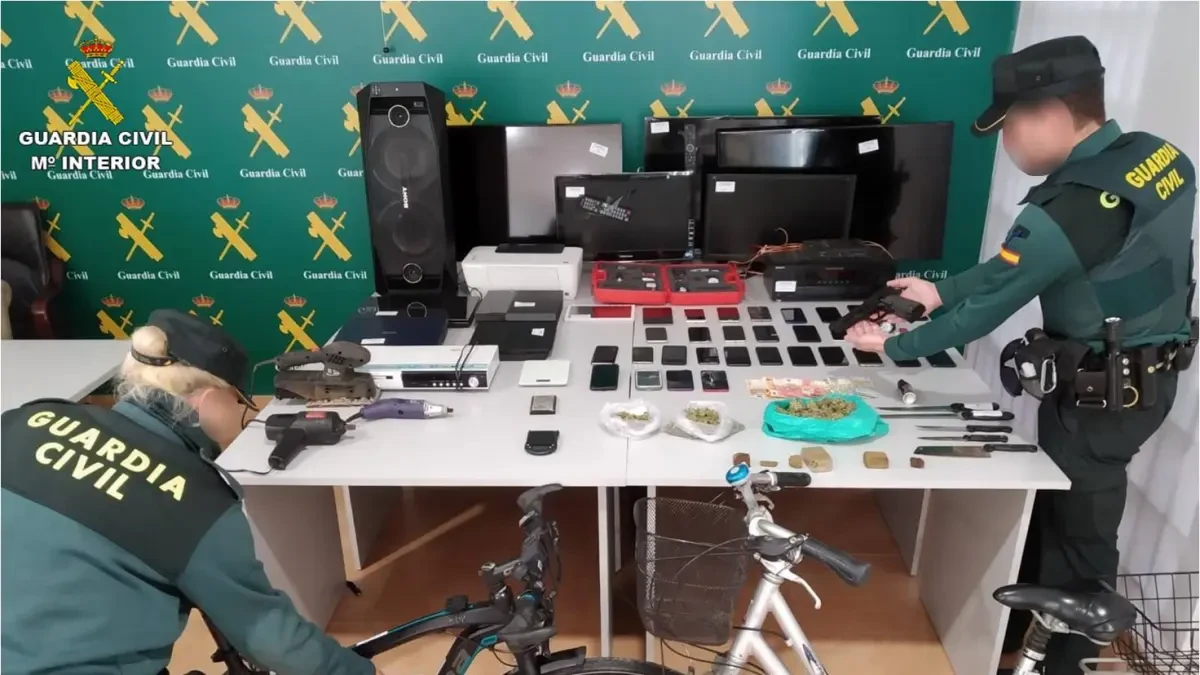 Sucesos.- La Guardia Civil desarticula un grupo criminal en Torrevieja que robaba bolsos para comprar droga