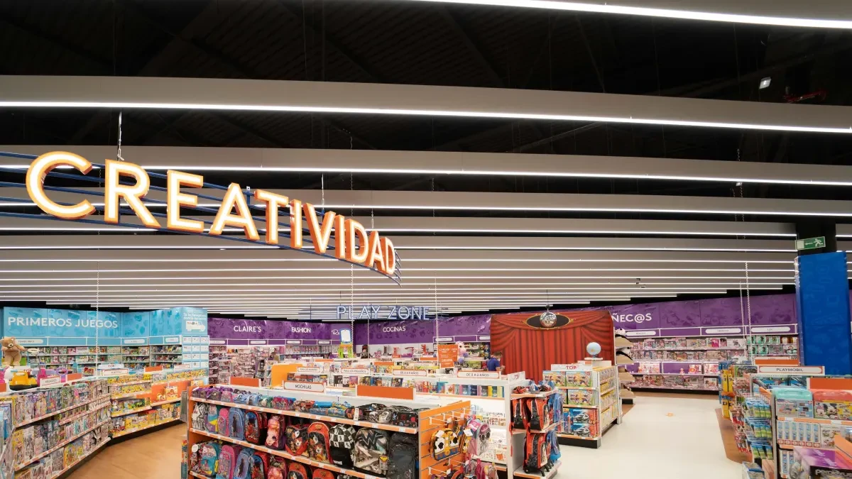 Toys'R'Us continua amb la reconversió de botigues i reobri el primer espai de València