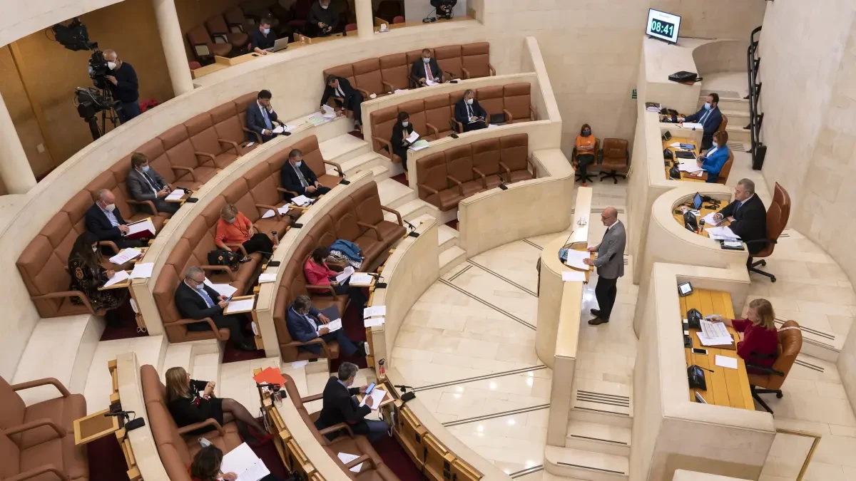 El Parlamento de Cantabria aprueba las resoluciones de PP y Cs de apoyo al Rey con la abstención del PSOE