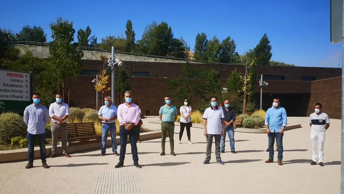 Alcaldes y colectivos se concentran ante el Hospital de Cazorla para pedir su apertura 