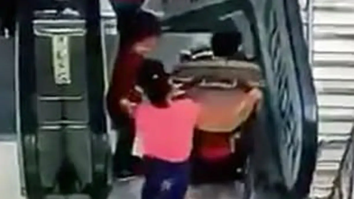 La brutal caída de una niña y un bebé por una escalera mecánica