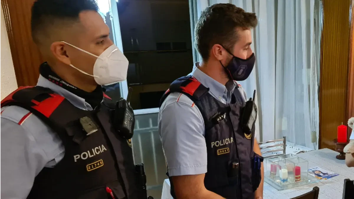 Dos mossos salvan la vida de un bebé que se ahogaba en Barcelona