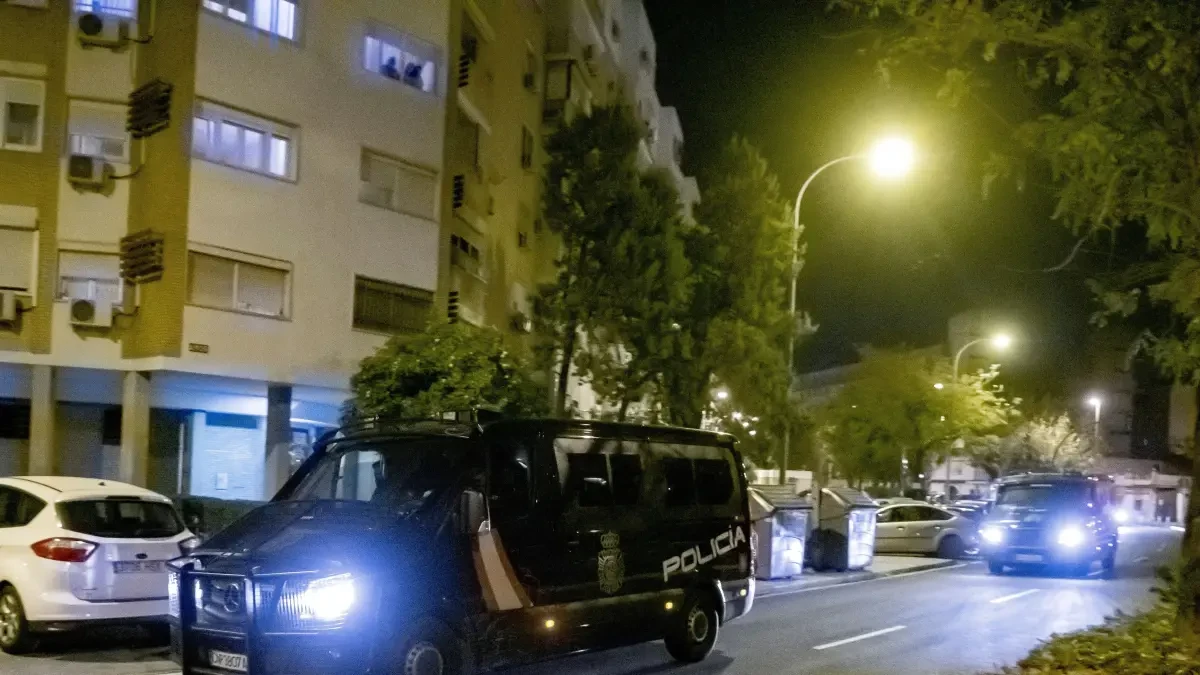 ¿Cuáles son los motivos justificados que permiten salir de un municipio confinado en Andalucía?