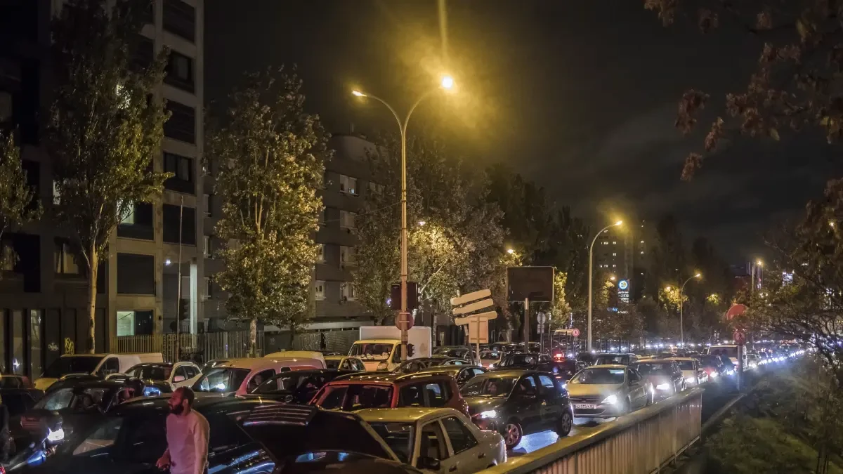 El tráfico en París se colapsa por el éxodo masivo ante el confinamiento y se forman 700 km de atascos