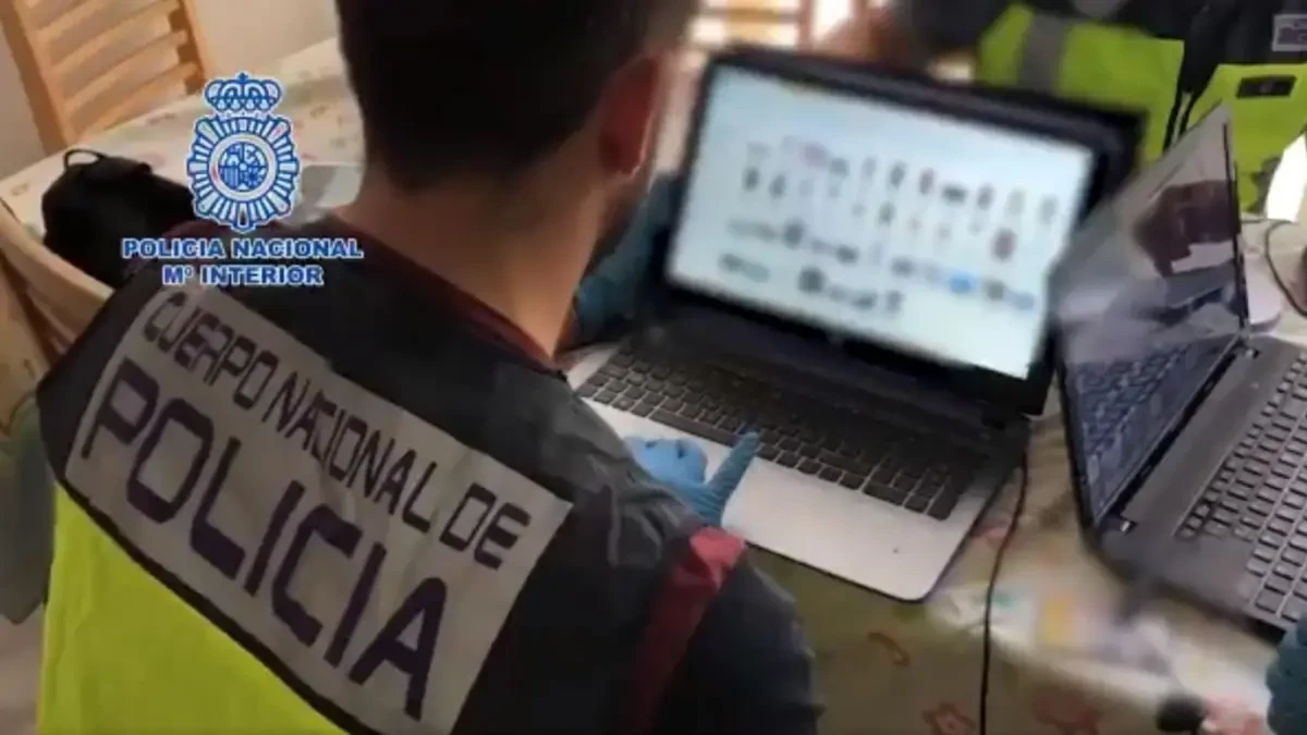 Detenido por extorsionar a hombres tras fijar citas íntimas por internet y simular que era menor