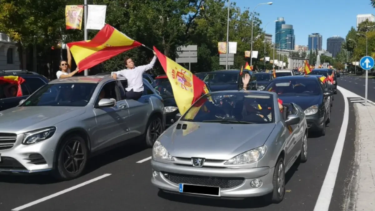 Atascos en el centro de Madrid por una protesta en coche convocada por Vox a golpe de bocina: 