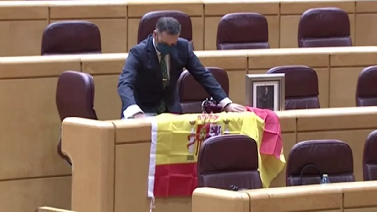 Un senador del PP recibe a Pablo Iglesias con una bandera de España, una corona y un retrato del Rey